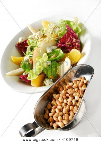 Çam fıstığı ile taze yaz salatası