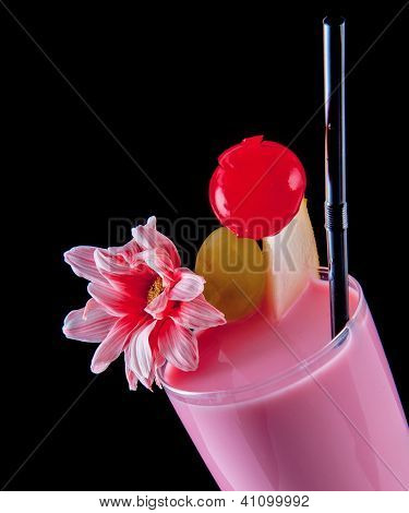 Alkol pembe içki, kokteyl çiçek, saman, izole siyah