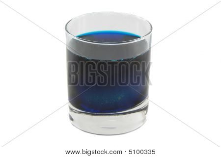 Solo vetro con Cocktail colore isolato su sfondo bianco
