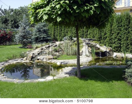 Double Lake In een tuin