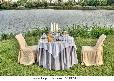 The Fashionable Holiday Table Outdoors