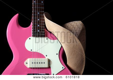 Guitarra sombrero rosado aislada en negro