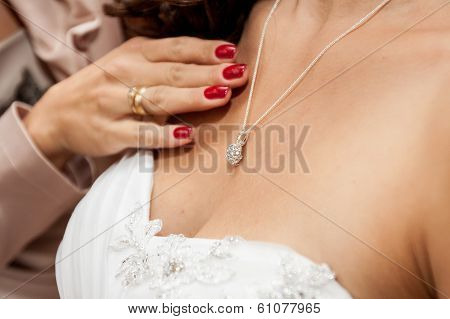 dressing the bridal jewelry