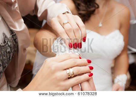 dressing the bridal jewelry