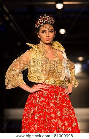 Zuhal Moda, Balkanlarin Buyulu Atesi Catwalk