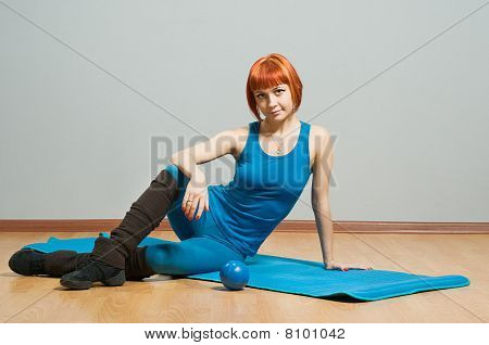 Rødhåret Fitness pige med yogamåtte