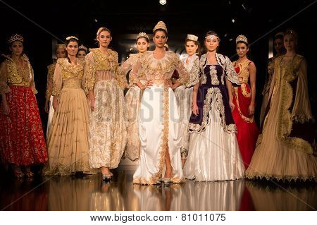Zuhal Moda, Balkanlarin Buyulu Atesi Catwalk