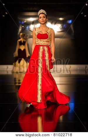 Zuhal Moda, Balkanlarin Buyulu Atesi Catwalk