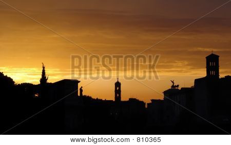 포럼 위의 석양입니다. 로마입니다. 이탈리아