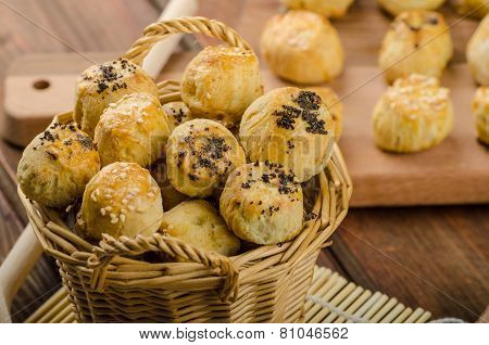 Cheesy Bites With Garlic And Blue Cheese