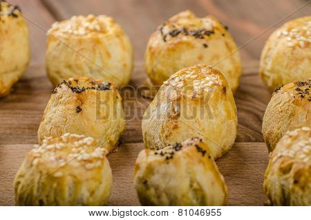 Cheesy Bites With Garlic And Blue Cheese