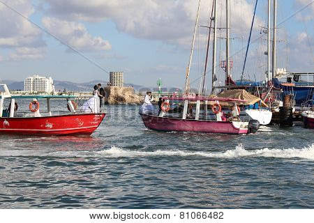 Newly merried couples on the sea