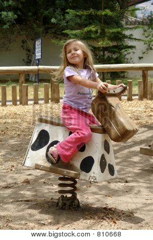 말에 어린 소녀