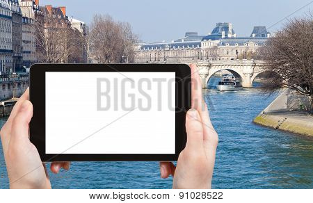 Tourist Photographs Of Pont Neuf In Paris