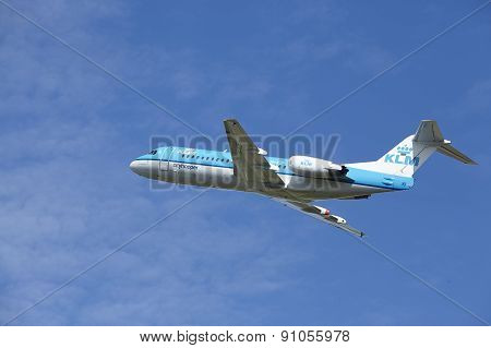 Amsterdam Airport Schiphol - Fokker 70 Of Klm Takes Off