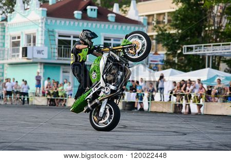 Stunt Rider On A Sport Bike ,on A Stunt Battle