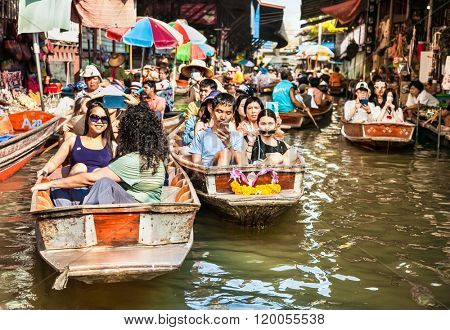 RATCHABURI, THAILAND - JAN 21, 2016 : Floating markets on Jan 21, 2016 in Damnoen Saduak,Ratchaburi Province, Thailand. Until recently, the main form of trade, now mostly a tourist attraction.