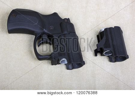 Tubeless Doubly Charged Traumatic Pistol And Holder