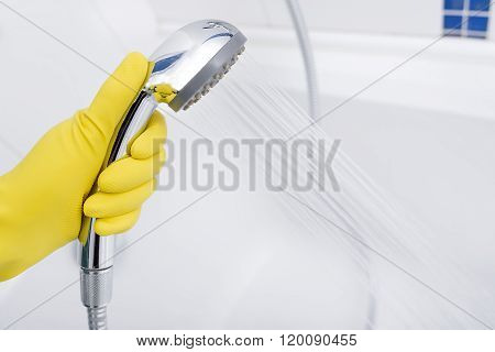 Shower in the hands of cleaning.