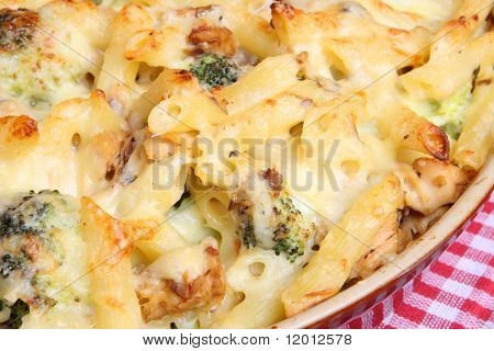 Makaron Rigatoni piec z łososiem i brokułami w sosie serowym