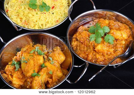 인도 치킨 dansak 야채 카레와 pilau 쌀.