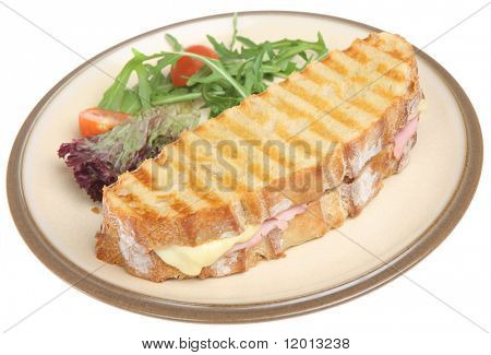 Getoastetem Sandwich mit Käse und Schinken