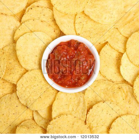 Mais-Chips mit Tomaten-salsa
