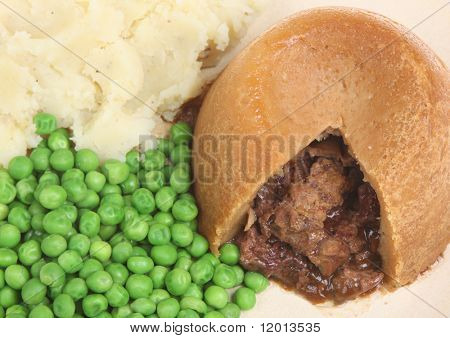 Steak og nyre budding med mash og ærter