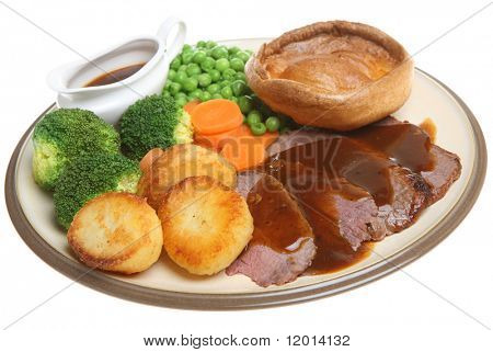 Arrosto di cena di carne di manzo con Yorkshire pudding.