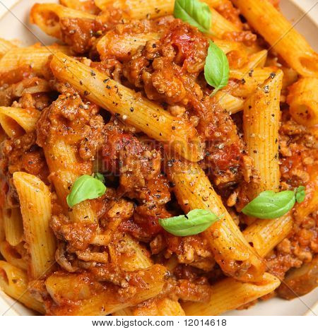 Makaron Rigatoni z wołowiny i pomidor ragu.