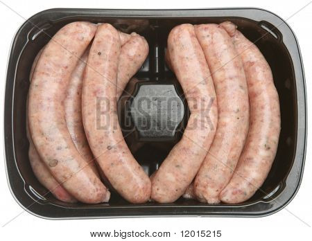 Domuz chipolata sosis plastik süpermarket ambalajında.