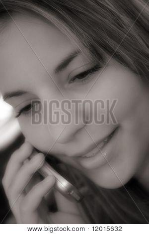 Eine junge Frau auf einem Handy.