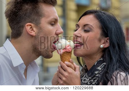 eat couple making ice