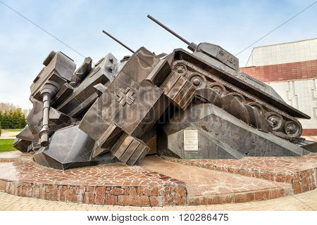 The sculptural composition Tank battle at Prokhorovka - Taran. Russia