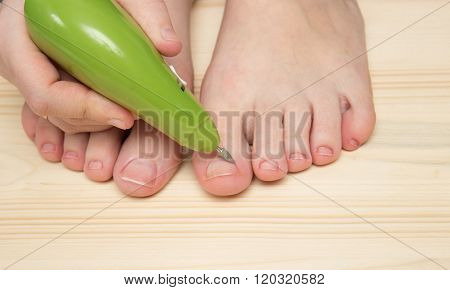 Self pedicure with green mechanic tool