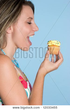 Kobieta jedzenie ciastko