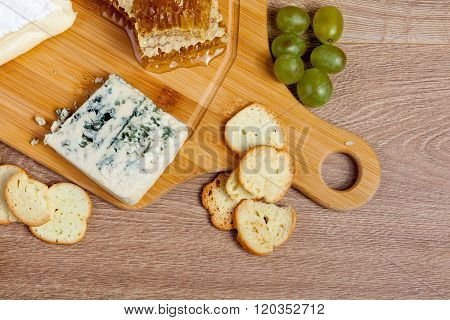Overtop View On Plate With Nuts, Cheese, Grapes And Crackers