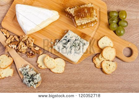 Overtop View On Plate With Nuts, Cheese, Grapes And Crackers