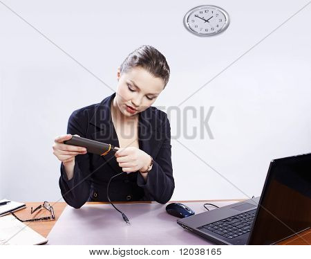 Flicka med bärbar enhet