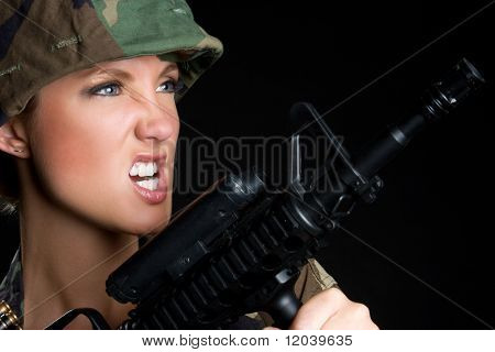 Weibliche Soldat mit Gewehr