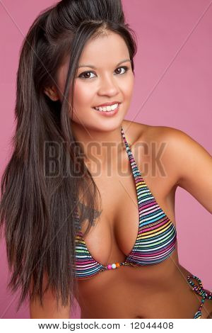 Krásná usměvavá žena asijské bikiny
