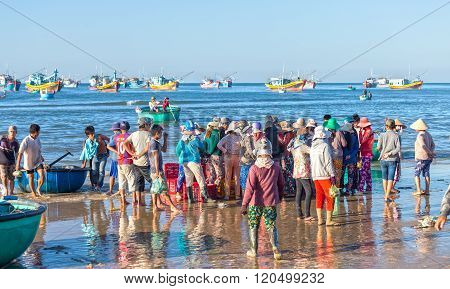 Fish market scene in the morning session seas