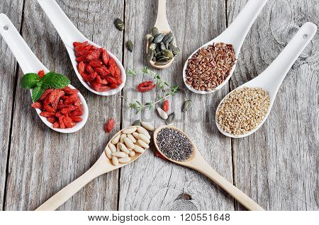grains Chia. Flax seeds. Pumpkin seeds. Sesame seeds. Pine nut. Goji berries.