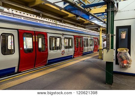 South Kensington Metropoliten And District Railway Station