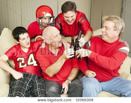 Superbowl jalkapallofanit paahtamisen menestystä heidän olutpulloja.