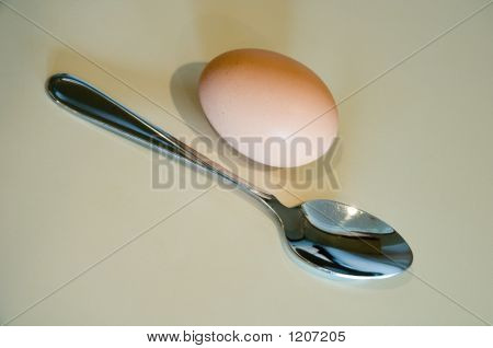 Cucchiaio e uovo