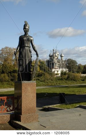 Kvinders Statue og Chucrh