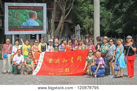 Chinese people shoot group photo