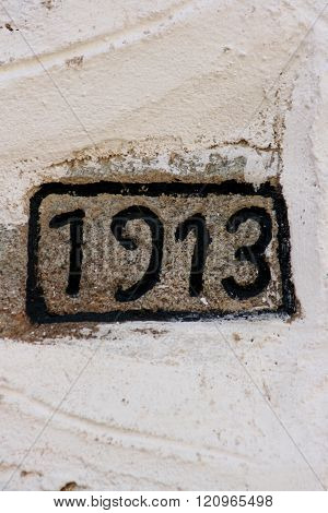 picture of a 1913 year number on a wall