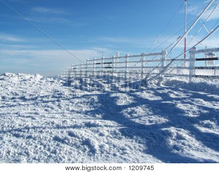 gefrorene Zaun am Wetterstation